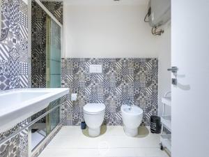 ein Bad mit einem WC und einem Waschbecken in der Unterkunft Old Town loft in Cagliari