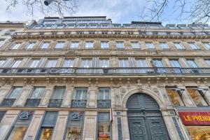 un gran edificio de piedra con una puerta grande en Urban Flat 103 - Spacious Flat near Grands Boulevards en París