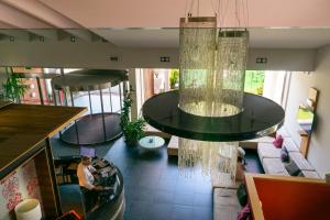 un soggiorno con lampadari pendenti appesi al soffitto di Admiral Park Hotel a Zola Predosa