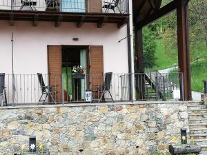 a dog sitting on a balcony of a house at Casabrin in Trivero