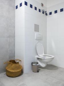 a bathroom with a toilet and a basket at Pleasant City Apartment in Graz