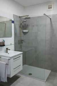 bagno con doccia e lavandino di Pleasant City Apartment a Graz