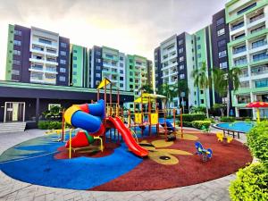 un parque infantil frente a un edificio de apartamentos en P3 Cozy Stay / Waterpark / 7-8pax Ipoh en Ipoh