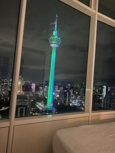 uma vista para a torre de pérolas oriental à noite em Vortex Suites KLCC By Neptune em Kuala Lumpur