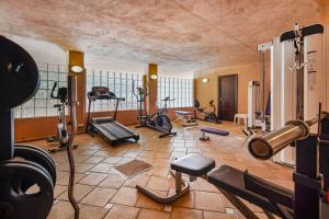 - une salle de sport avec de nombreux équipements dans l'établissement Oasis de Marbella, à Marbella