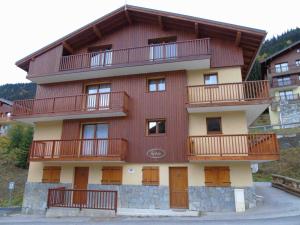 a building with balconies on the side of it at Appartement Valfréjus, 3 pièces, 6 personnes - FR-1-561-23 in Valfréjus