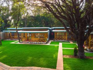 ein Haus mit grünem Rasen davor in der Unterkunft Oxygen Palolem in Palolem