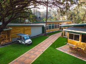 eine Luftansicht eines Hauses mit einem Golfwagen im Hof in der Unterkunft Oxygen Palolem in Palolem
