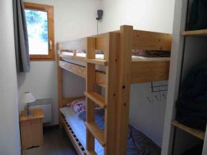 a couple of bunk beds in a room at Appartement Valfréjus, 3 pièces, 6 personnes - FR-1-561-29 in Valfréjus