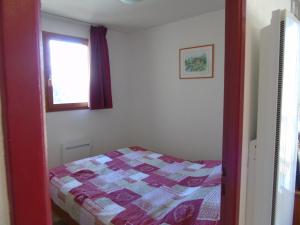 1 dormitorio con 1 cama con edredón en Appartement Valfréjus, 3 pièces, 6 personnes - FR-1-561-28 en Valfréjus