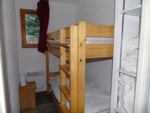 Krevet ili kreveti na sprat u jedinici u okviru objekta Appartement Valfréjus, 3 pièces, 6 personnes - FR-1-561-48