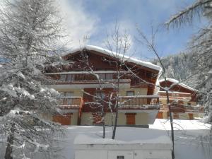 een gebouw bedekt met sneeuw en met sneeuw bedekte bomen bij Appartement Valfréjus, 3 pièces, 6 personnes - FR-1-561-48 in Valfréjus
