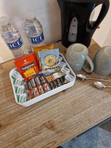 布里德靈頓的住宿－The Coastal Hideaway，一张桌子,上面放着一盘食物和瓶装水