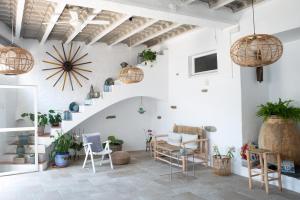 Habitación con escalera, sillas y macetas. en Hostal el Ranxo, en Cadaqués