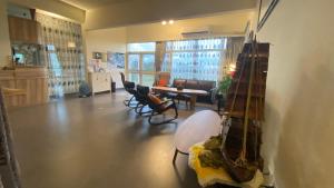 ein Wohnzimmer mit Tisch und Stühlen in der Unterkunft Tamowan in Donghe