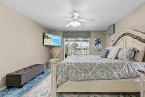 1 dormitorio con 1 cama y ventilador de techo en Gulf Access, Heated Pool, Bikes, Kayaks - Comfort on the H2O - Cape Coral - Roelens Vacations, en Cabo Coral
