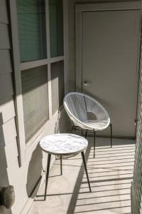 una silla y una mesa en un porche en Spacious Luxury Apartment in Galleria HTX en Houston