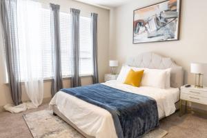 Un dormitorio con una cama con una manta azul. en Spacious Luxury Apartment in Galleria HTX en Houston