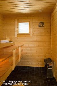 una sauna con una pared de madera y una ventana en SResort Saunas - hot tub, palju, en Imatra