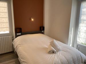 a bed with two towels on it in a bedroom at Studio Aix-les-Bains, 1 pièce, 2 personnes - FR-1-617-25 in Aix-les-Bains