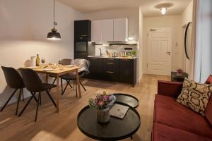 a living room with a table and a kitchen at VIA`s Appartements und Ferienwohnungen in Görlitz