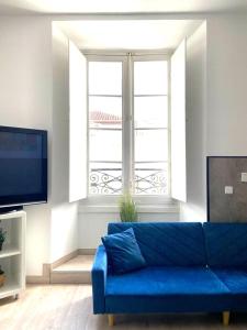 um sofá azul numa sala de estar com uma janela em Apartamento en el centro de Madrid!! em Madri