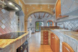 cocina con fregadero y encimera en Villa Lau Costa Blanca en Dénia