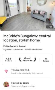 McBride's Bungalow, Chapel Road Dungloe في دونيجال: شاشة غرفة معيشة مع أريكة في غرفة