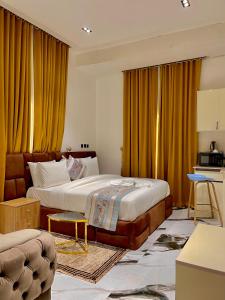AsoLisa Suites的一间带床和厨房的酒店房间