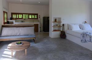 恰洛克拉姆的住宿－Boonya Swiss Home，客厅配有沙发和桌子