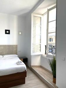 um quarto com uma cama e uma janela em Apartamento en el centro de Madrid!! em Madri