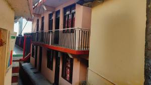 - un bâtiment avec des balcons sur le côté dans l'établissement Neeraj Homestay, à Dharamshala