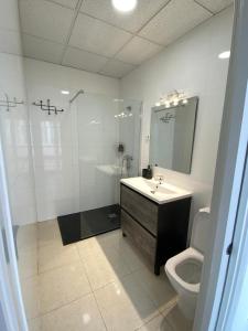 uma casa de banho com um lavatório, um WC e um espelho. em Apartamento en el centro de Madrid!! em Madri