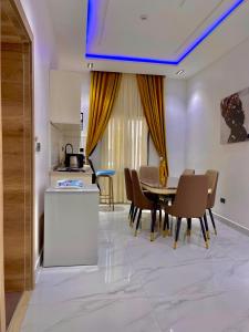 AsoLisa Suites的配有桌椅的厨房和餐厅