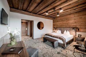 een hotelkamer met een bed en een tafel bij Seefelds Bed & Breakfast in Seefeld in Tirol