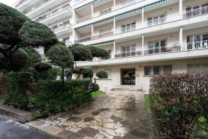 a building with a stone walkway in front of it at Cosy Vendôme - A 5min du Parc de la Tête dOr in Lyon