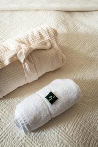 une paire de chaussettes blanches sur un lit dans l'établissement Boutique Hotel Anna by EJ Hotels, à Holt