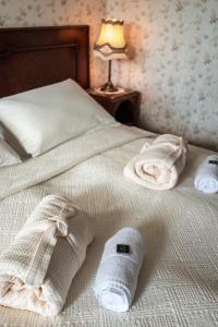 - une chambre avec un lit et des serviettes dans l'établissement Boutique Hotel Anna by EJ Hotels, à Holt