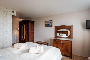 una camera con letto, cassettiera e specchio di Boutique Hotel Anna by EJ Hotels a Holt