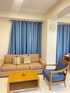 Ein Sitzbereich in der Unterkunft Mactan Newtown Condo by EJB