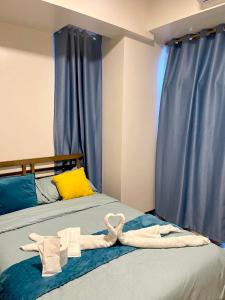 Ein Bett oder Betten in einem Zimmer der Unterkunft Mactan Newtown Condo by EJB