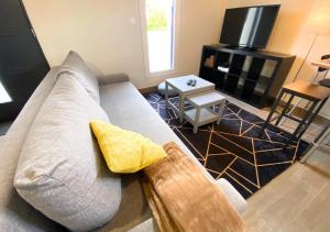 a living room with a couch and a television at Aux Pommiers - Poitiers CHU - CAMPUS - La Conciergerie in Poitiers