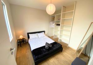 - une chambre avec un lit et une étagère dans l'établissement Aux Pommiers - Poitiers CHU - CAMPUS - La Conciergerie, à Poitiers
