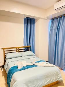 Ein Bett oder Betten in einem Zimmer der Unterkunft Mactan Newtown Condo by EJB