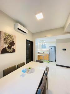 Küche/Küchenzeile in der Unterkunft Mactan Newtown Condo by EJB