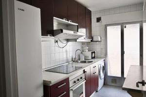 cocina con fregadero y fogones en For You Rentals Coqueto y Cómodo apartamento Madrid, en Madrid