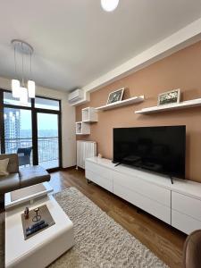un soggiorno con una grande TV a schermo piatto di Belgrade Waterfront Premium a Belgrado