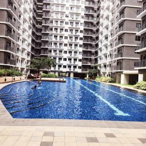 una grande piscina di fronte a un edificio di My Humble Abode at Shore 3 a Manila