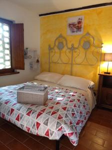 un letto con una scatola in una camera da letto di B & B Rovere dalla riva a Arzene