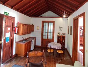 uma cozinha com armários de madeira e uma mesa num quarto em Villa Asunción A em Breña Baja